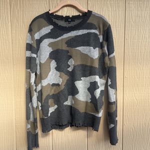 Fate Women's Distressed Crew Neck Camo Pullover Sweater Green/Gray Size S